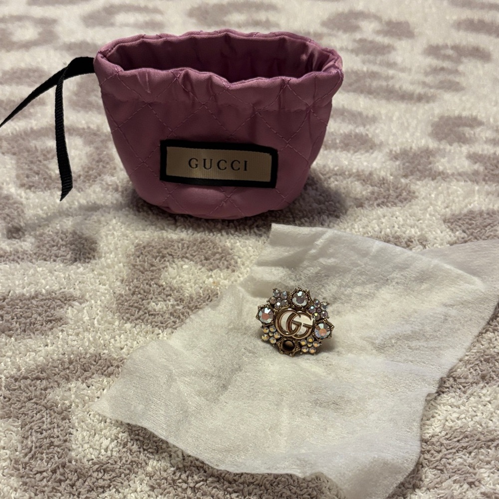 Gucci floral ring- size L- stone missing